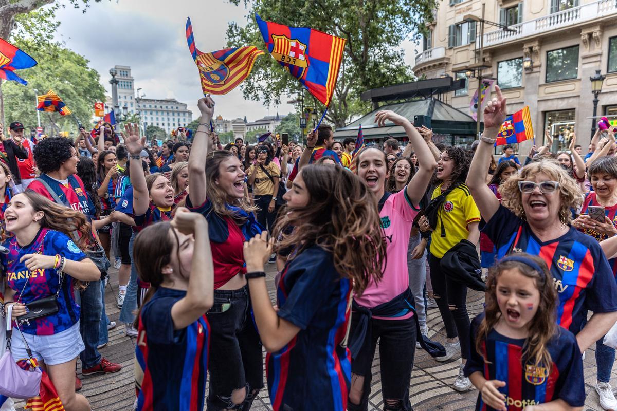 Congregación culé en Canaletes para celebrar la segunda Champions