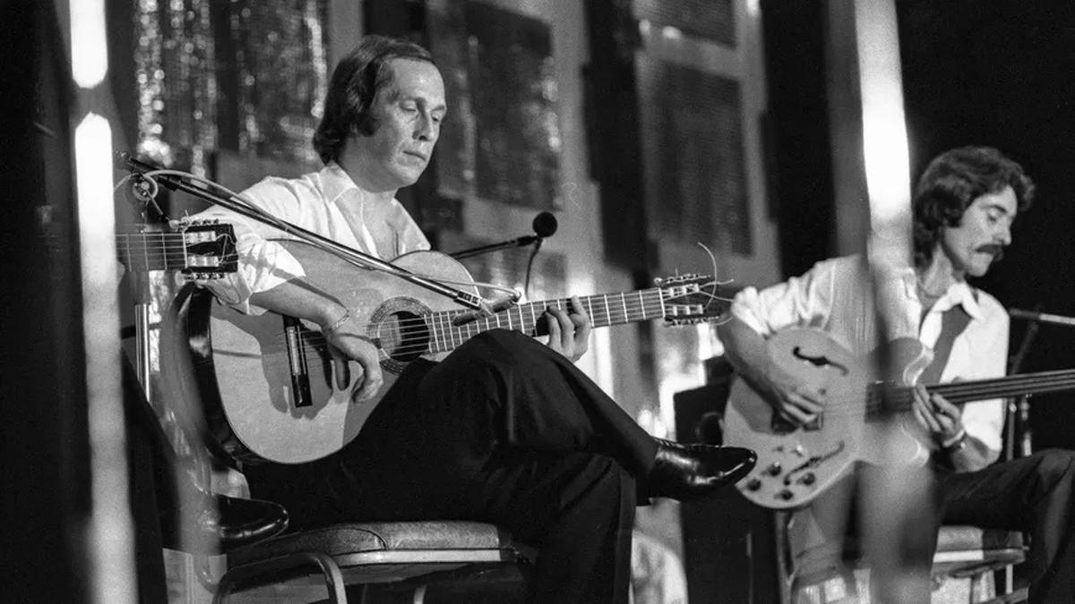 El guitarrista Paco de Lucía (izquierda) junto al bajista y miembro de su sexteto Carles Benavent, en una actuación en el Festival de Montreux en 1984.