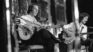 El guitarrista Paco de Lucía (izquierda) junto al bajista y miembro de su sexteto Carles Benavent, en una actuación en el Festival de Montreux en 1984.