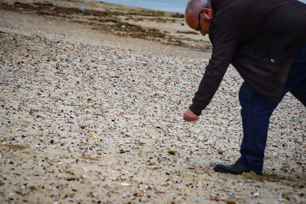 Más de tres mil fragmentos de plástico por metro cuadrado se pueden encontrar en la arena de la playa situada junto a la desembocadura del Segura en Guardamar