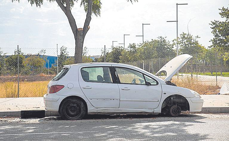 Coches abandonados en el futuro distrito tecnológico