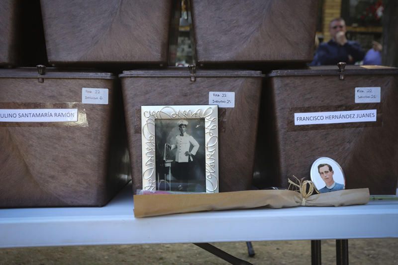 Entrega de los restos de los fusilados por el franquismo a sus familiares, en Paterna