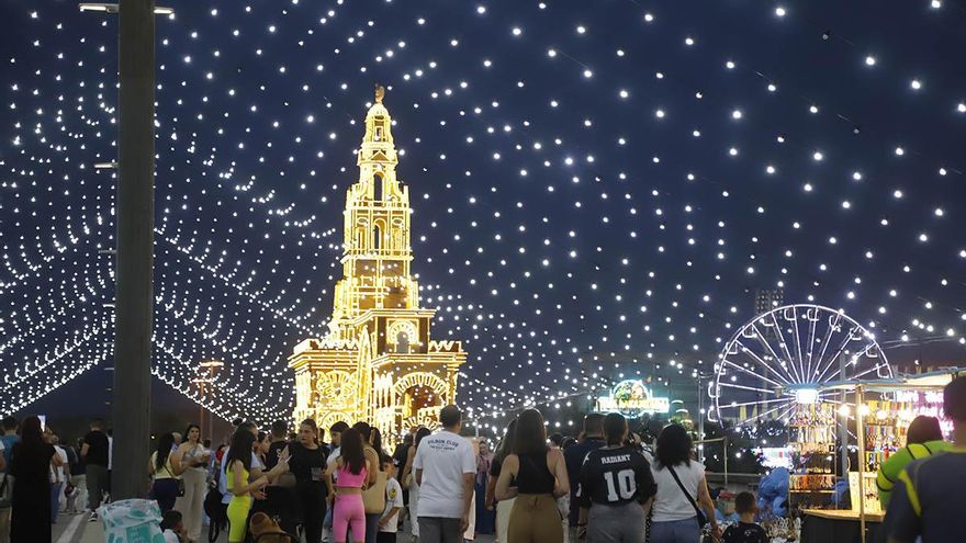 La iluminación de la Feria de Córdoba al atardecer