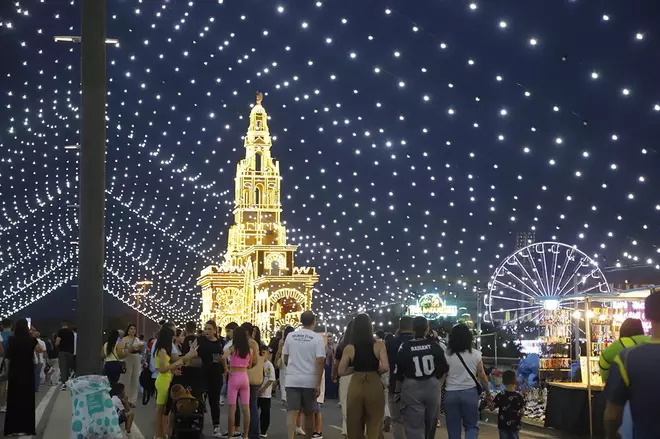 La iluminación de la Feria de Córdoba al atardecer