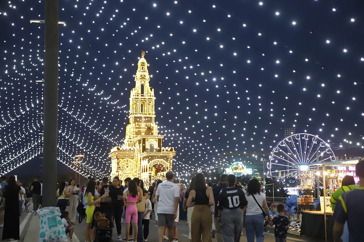La iluminación de la Feria de Córdoba al atardecer