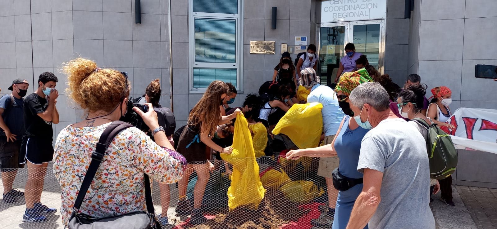 Esparcen 150 kilos de estiércol a la entrada de Frontex en Gran Canaria para pedir su cierre