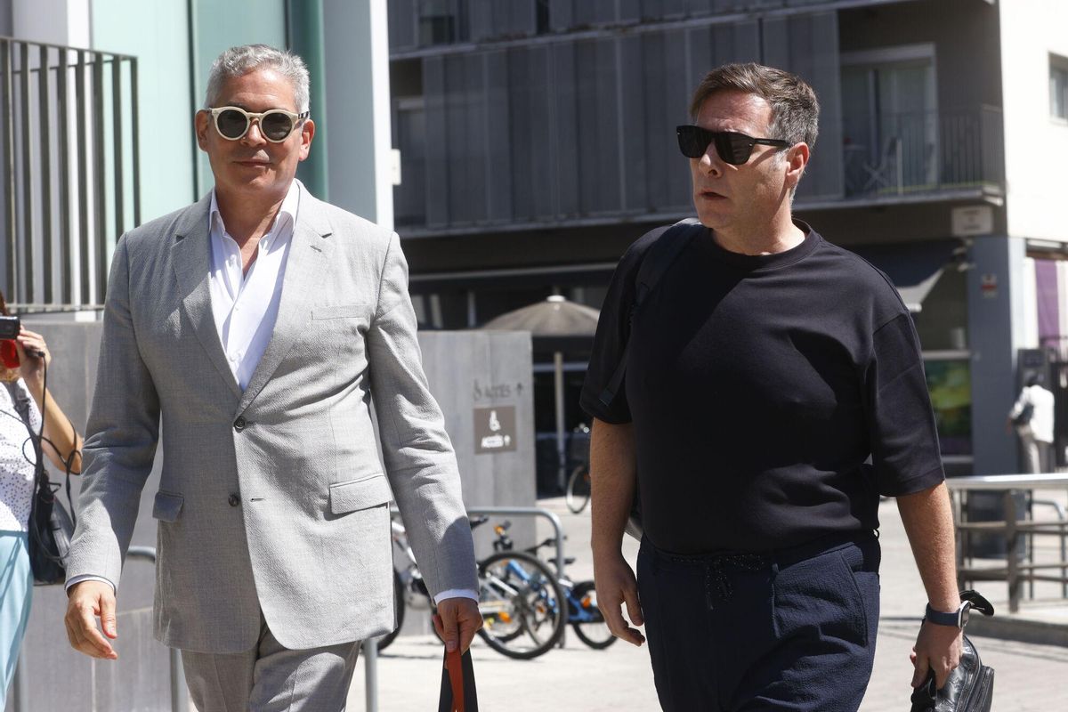 El escritor y presentador Boris Izaguirre y el cómico Carlos Latre (d) a su llegada a la ceremonia fúnebre por el exmiembro de la Trinca y productor televisivo Toni Cruz que se ha celebrado este lunes en Barcelona. EFE/Quique García