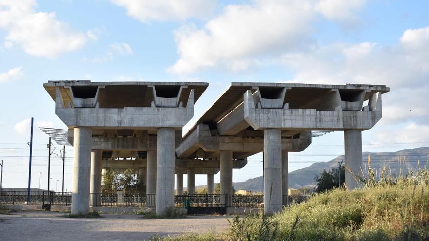 Puente construido por la Junta de Andalucía sobre las vías del tren, en Alhaurín de la Torre.