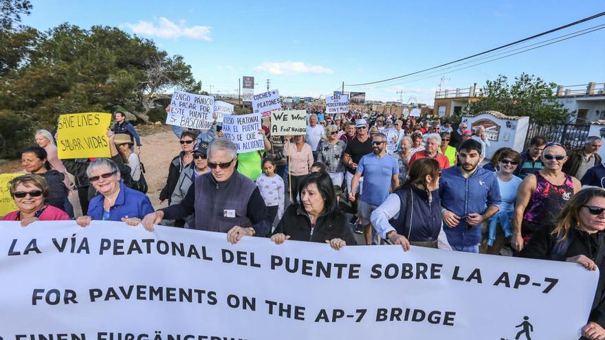 Más de 600 residentes de la costa exigen un puente peatonal sobre la AP-7