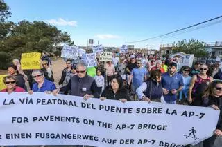 Más de 600 residentes de la costa exigen un puente peatonal sobre la AP-7