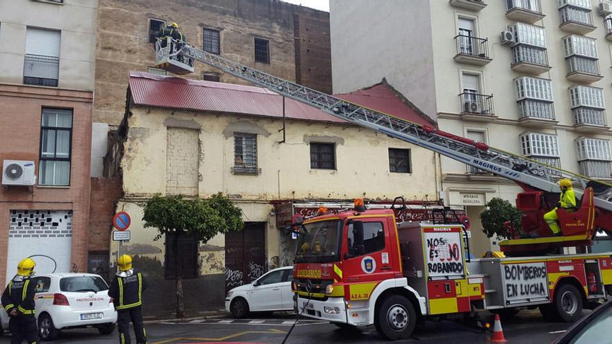 Los bomberos actúan en un edificio de la avenida de la Rosaleda.