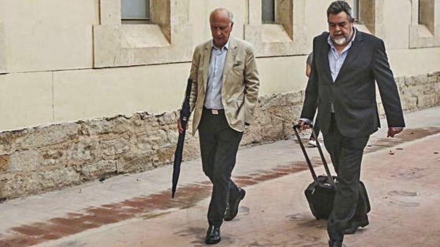 El exgerente José Manuel Coloma (izquierda), ayer, con su abogado Alejandro Bas llegando al juzgado.