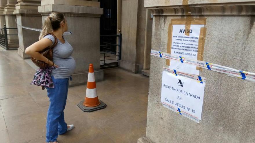 Una mujer, frente a la sede cerrada de Hacienda