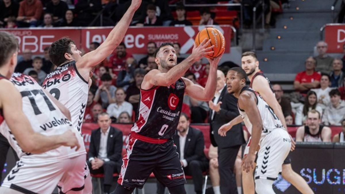 Spissu entra a canasta durante el partido de la primera vuelta ante Bilbao Basket.