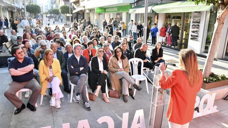 La presentación de la candidatura socialista de O Grove, esta tarde, en la calle Castelao. |   //  FDV