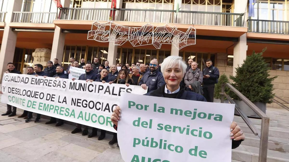 Los trabajadores de Aucorsa se concentraron en diciembre a las puertas del Ayuntamiento de Córdoba antes de entrar al pleno. / MANUEL MURILLO