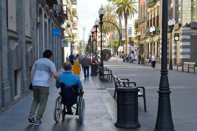 04-05-2020 LAS PALMAS DE GRAN CANARIA. Vecinos por la calle Triana. Fotógrafo: Andrés Cruz  | 04/05/2020 | Fotógrafo: Andrés Cruz