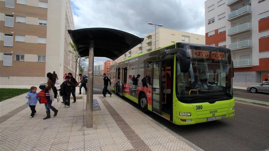 El Ayuntamiento de Badajoz aprueba subir un 1,1% el agua y mantener el precio del autobús