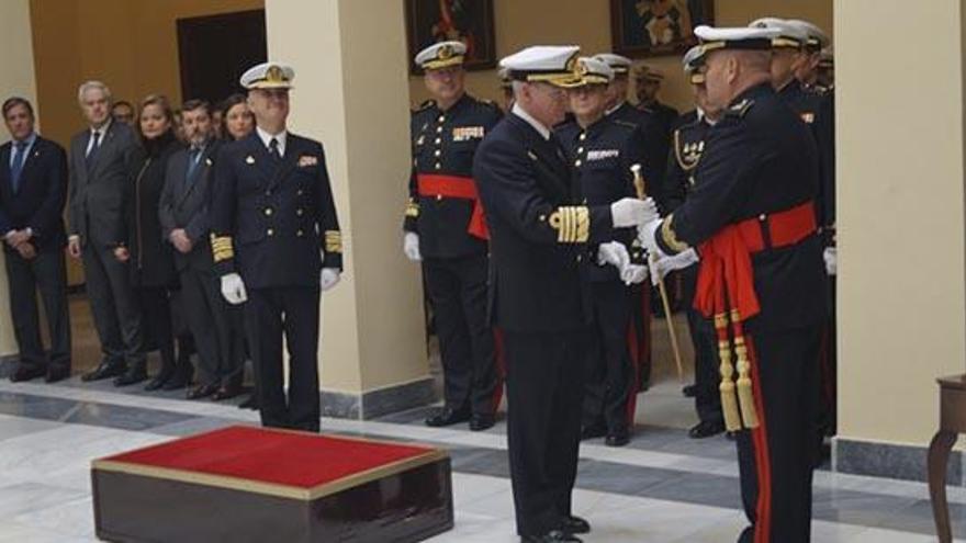 El almirante Teodoro López estuvo presente en la toma de posesión.