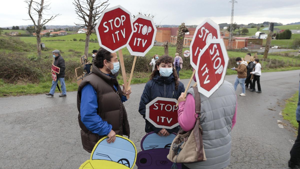 Participantes en una protesta vecinal contra la estación de la ITV en Granda.