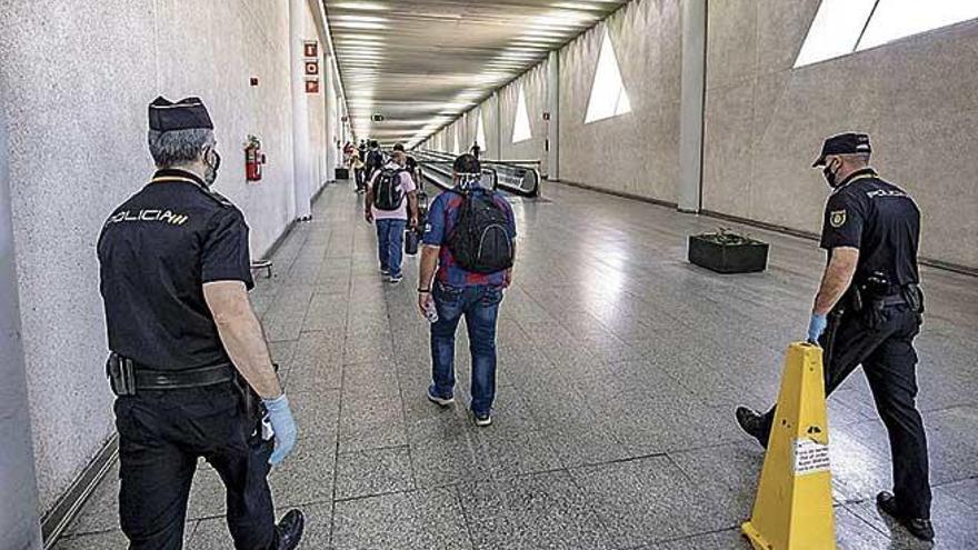 PolicÃ­as controlan a los viajeros en el aeropuerto de Palma.