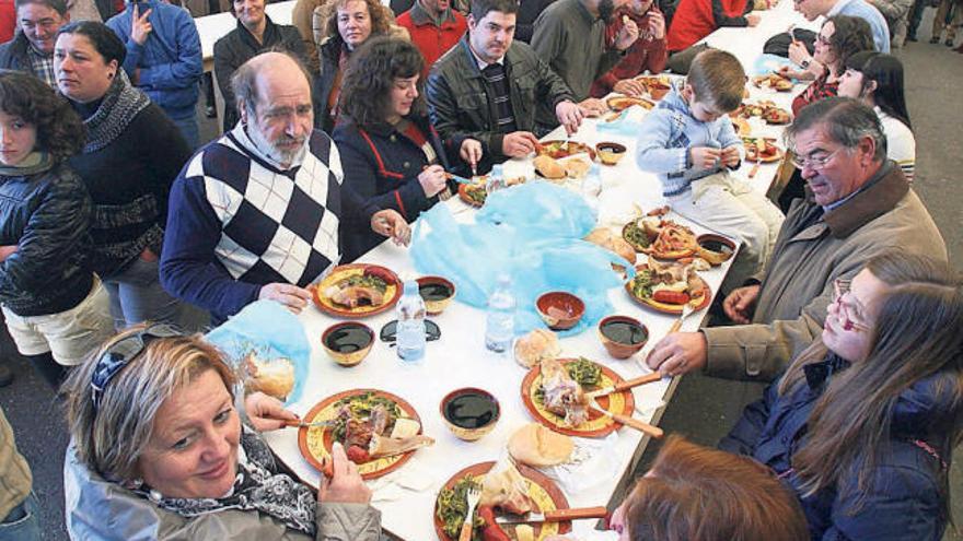 Unos comensales disfrutan de las raciones de &quot;cacheira&quot; de cerdo, ayer, en Pazos de Borbén.  // Jesús de Arcos