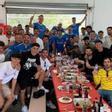 La plantilla del Mallorca y el cuerpo técnico posan tras compartir un asado en Son Bibiloni.