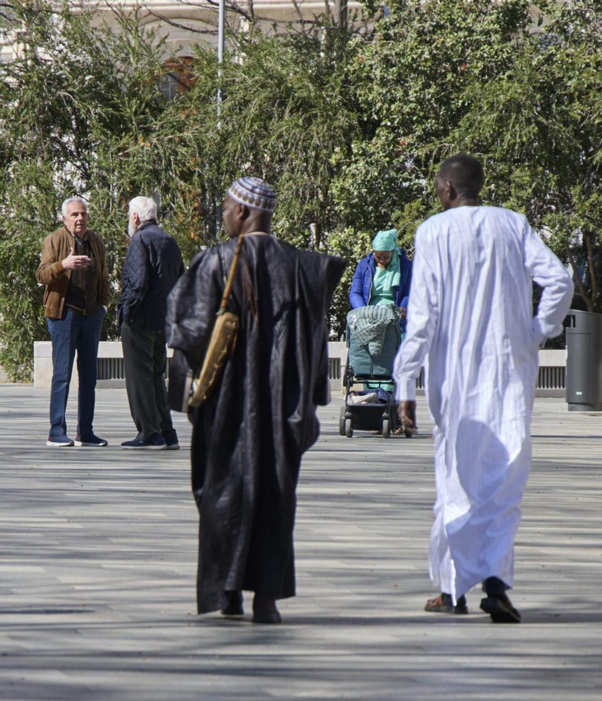 Ciutadans, en un carrer de Figueres. | DAVID APARICIO FITA