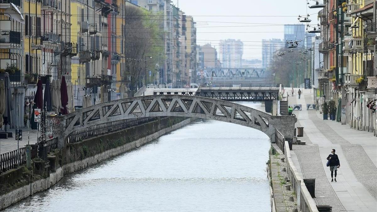 Una calle semidesértica en la ciudad de Milán, una de las más afectadas por el coronavirus.