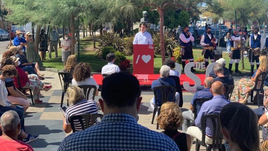 Caballero interviene ayer ante los asistentes a la ofrenda a Castelao en Rianxo.