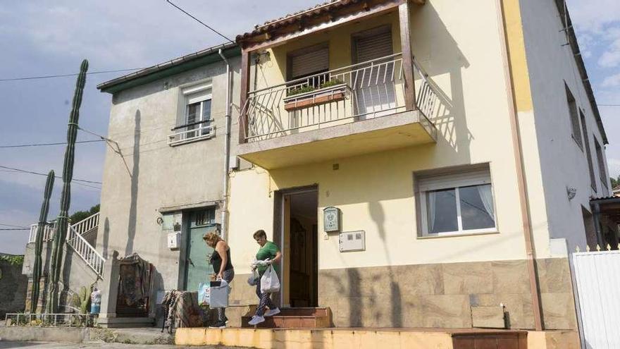 Propietarios de la vivienda de Rúa das Lilas, abandonando la vivienda la casa afectada por el rayo // Enzo Sarmiento