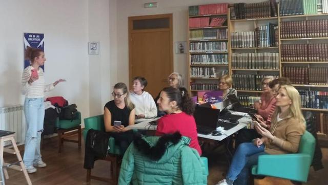 Mujeres en un curso sobre edición de textos en San Cristóbal | E. P.