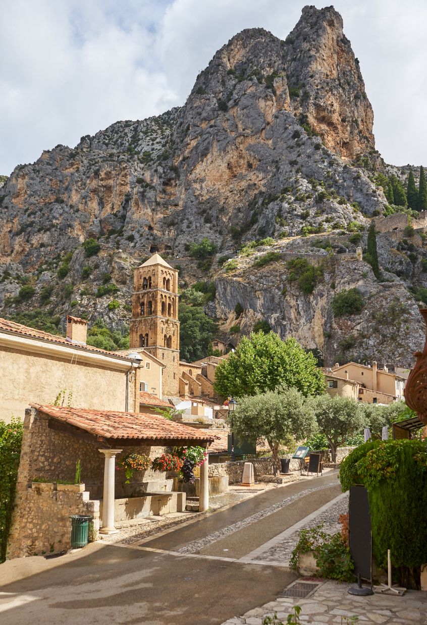 Moustiers-Sainte-Marie, el pueblo secreto de Francia enclavado entre las montañas de un parque natural