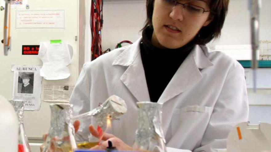 Una investigadora en uno de los laboratorios de la Universidad de Elche.