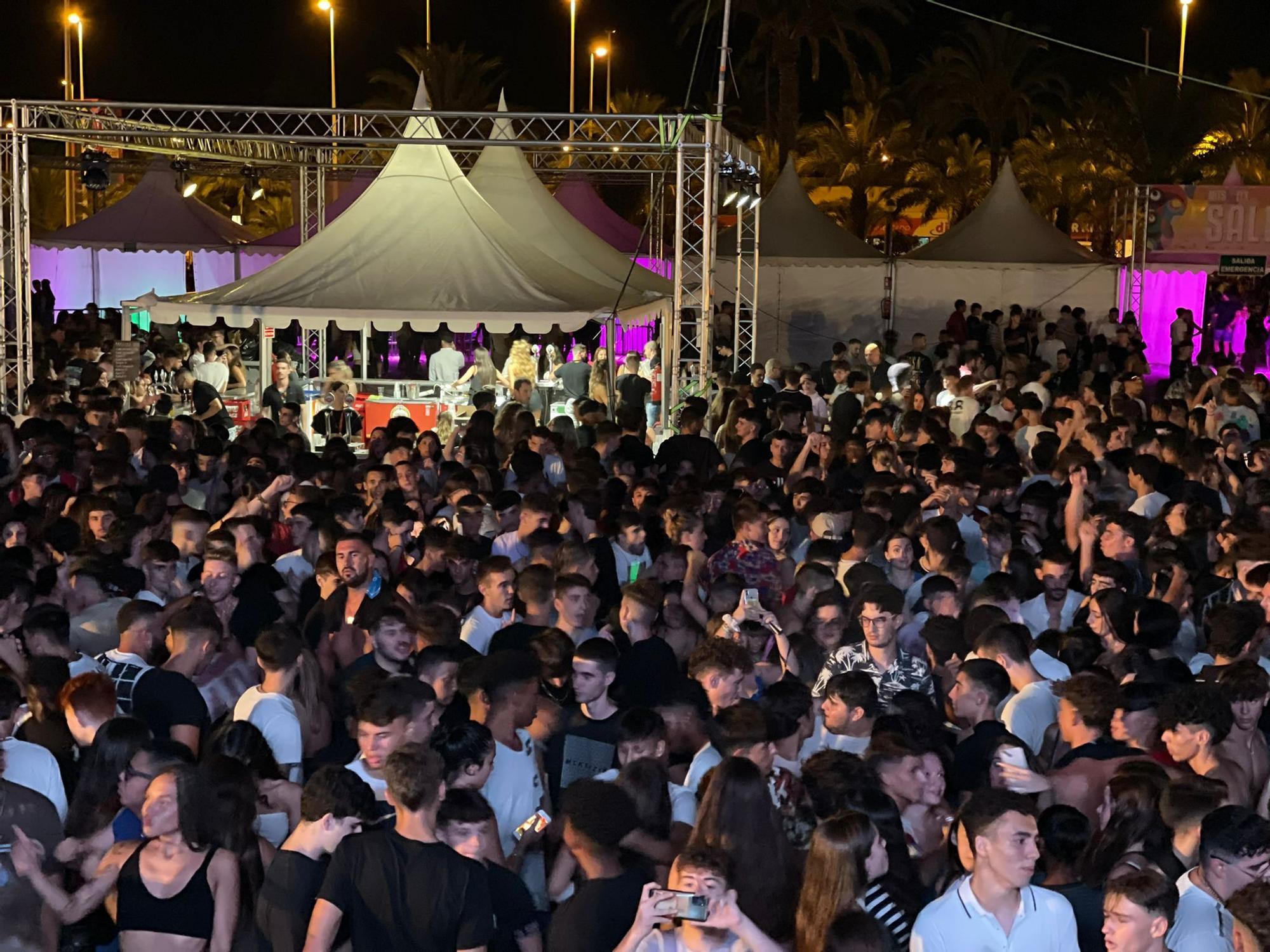 Público congregado en uno de los conciertos en la barraca municipal.