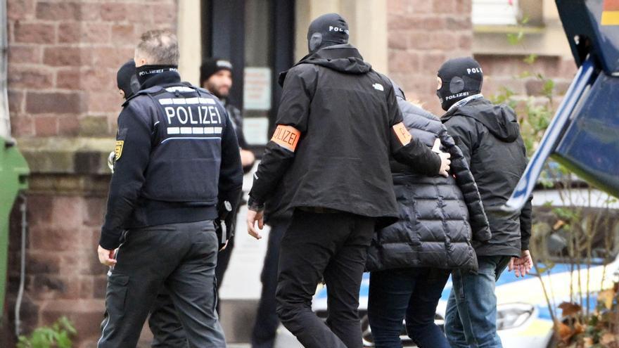 Policías alemanes en un momento de la operación.