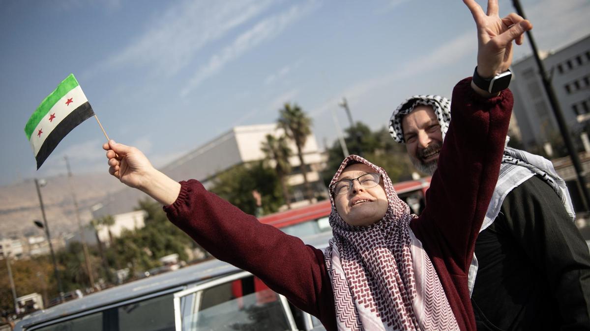 Los habitantes de Damasco celebrna la entrada de los insurgentes en la ciudad.