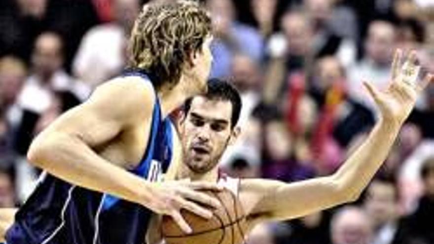 Los raptors de calderon (12 puntos) pueden con nowitzki