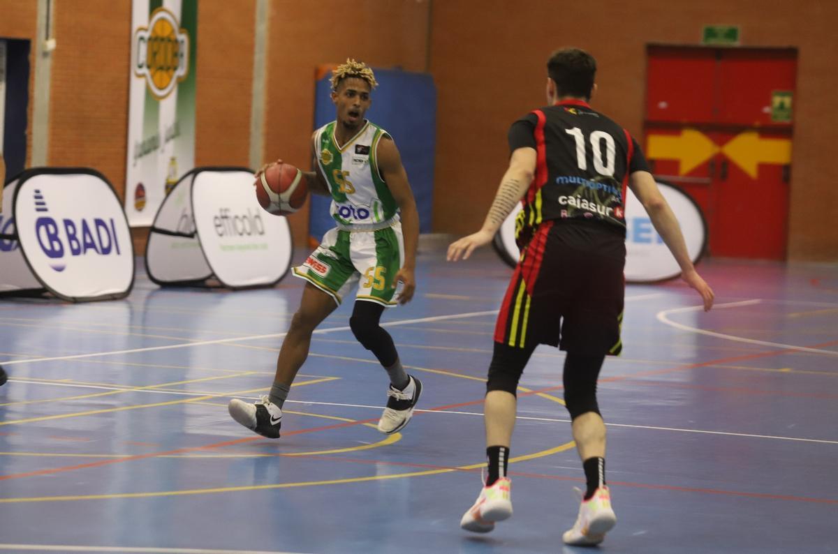 El dominicano Julio Rodríguez controla el balón en un derbi contra el Peñarroya.