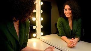 Elena Gadel interpreta en acústic el tema ’Lluna plena’.