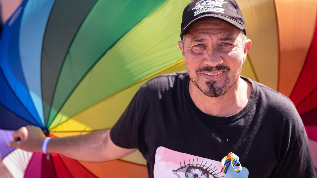 Yelko Fernández, con la bandera arco iris detrás