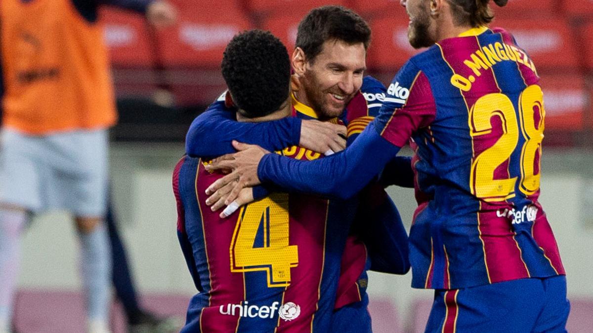Ronald Araujo y Leo Messi se abrazan después de un gol del FC Barcelona