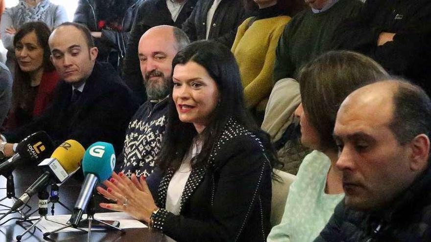 Anxo Aldea Moscoso (BNG), sentado a la izquierda de Nidia Arévalo en una rueda de prensa. // Hernández