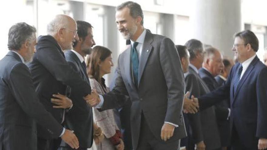 Felipe VI saluda a los asistentes al Congreso del Instituto de Empresa Familiar.