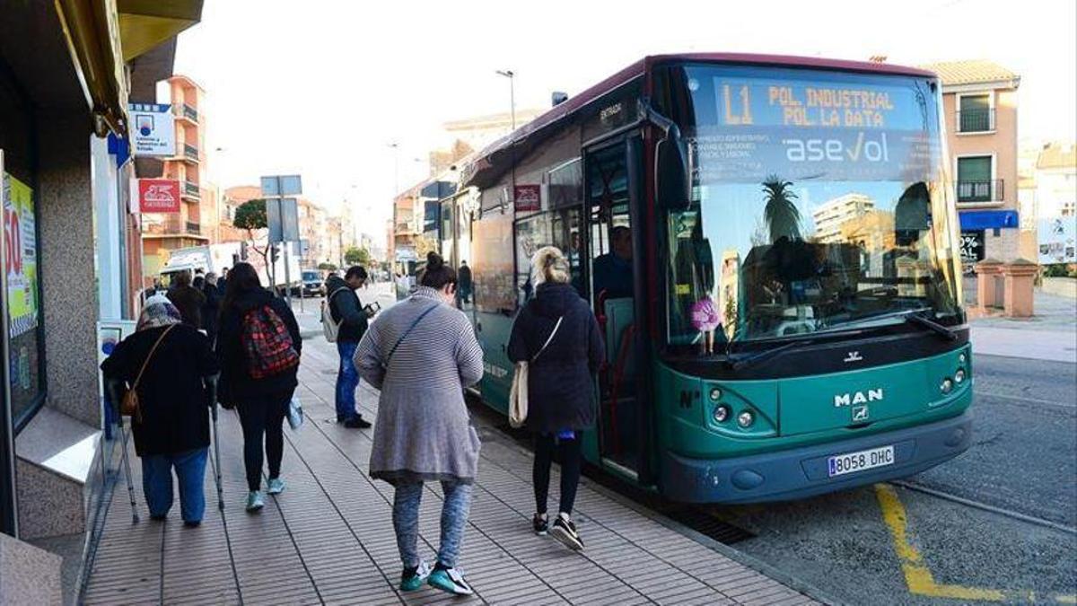 Usuarios subiendo al autobús urbano. Conductores han denunciado que no cobran desde julio.