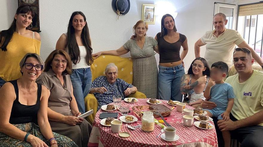 El ayuntamiento de Monesterio rinde homenaje al siglo de vida de María Luisa Garrón
