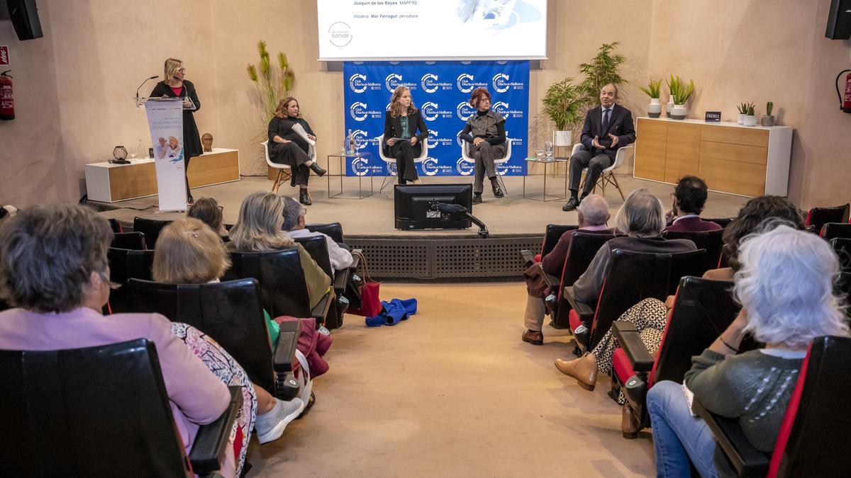 De izq a dcha, Mar Ferragut, Maria Àngels Dueñas, Catalina Maria Mascaró, Julia Gallo y Joaquín de los Reyes durante la mesa redonda titulada Generación Senior: Soluciones para un futuro pleno que se celebró ayer en el club Diario de Mallorca en el marco del Foro MAPFRE al que asistió numeroso público interesado en la cuestión del envejecimiento activo.