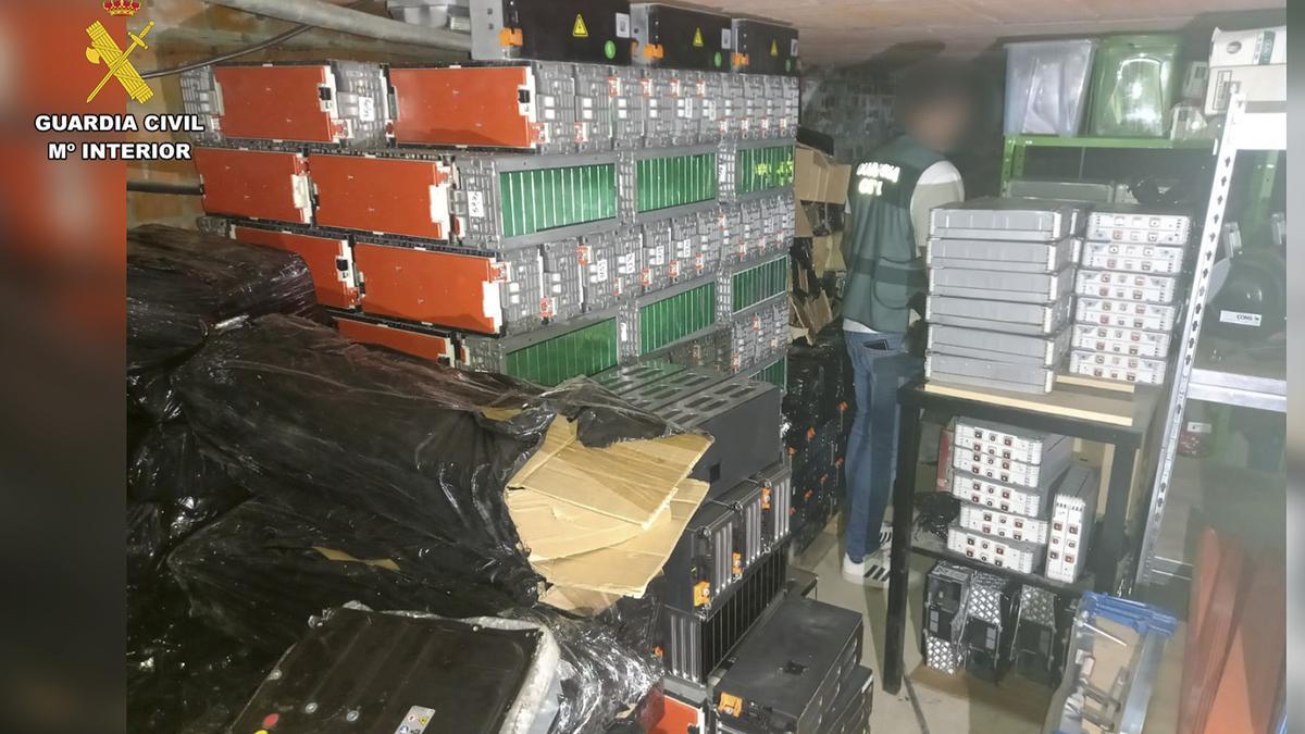 Una imagen del almacén clandestino de Segovia cerca de 45 toneladas de baterías de litio.