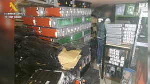 La Guardia Civil interviene en un almacén clandestino de Segovia cerca de 45 toneladas de baterías de litio