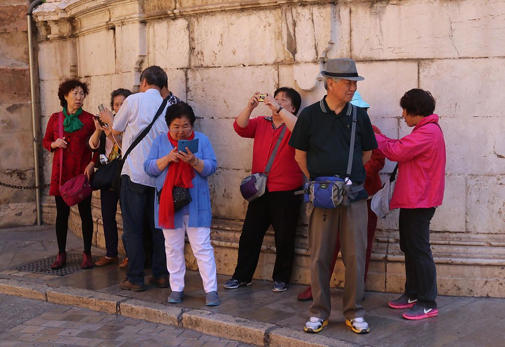 Los turistas, llegados en tres cruceros, visitan la ciudad en plena Semana Santa